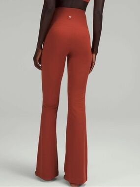 NWT Lululemon Groove Super-High-Rise Flared Pant Nulu
Cayenne